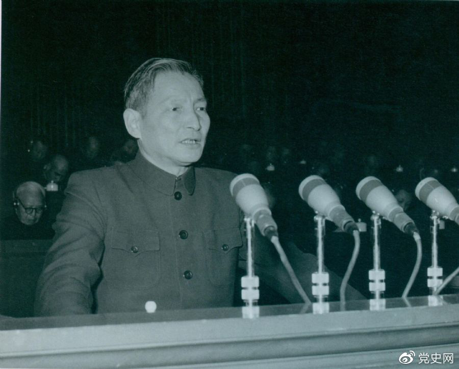 1956年12月，陳云在中華工商業(yè)聯(lián)合會(huì)第二屆會(huì)員代表大會(huì)上作報(bào)告。