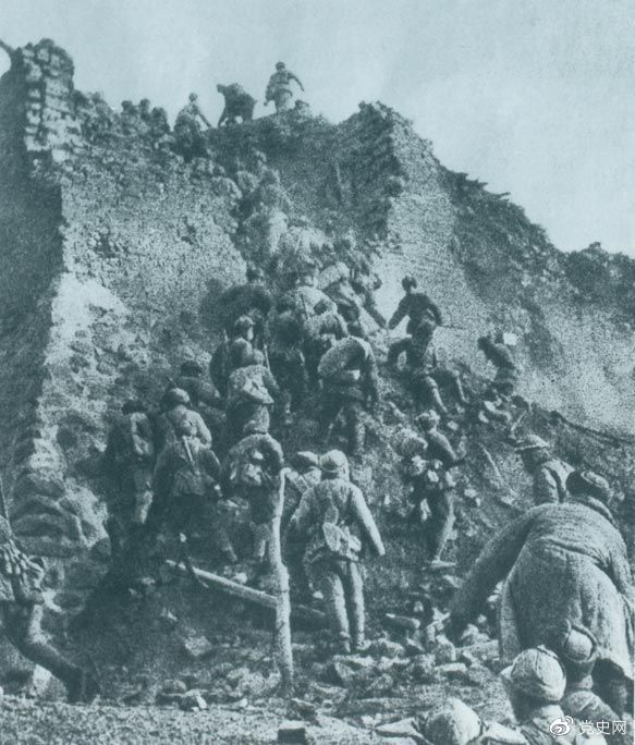 1948年12月，人民解放軍向新保安守?cái)嘲l(fā)起攻擊。這是解放軍戰(zhàn)士登上新保安城頭。 
